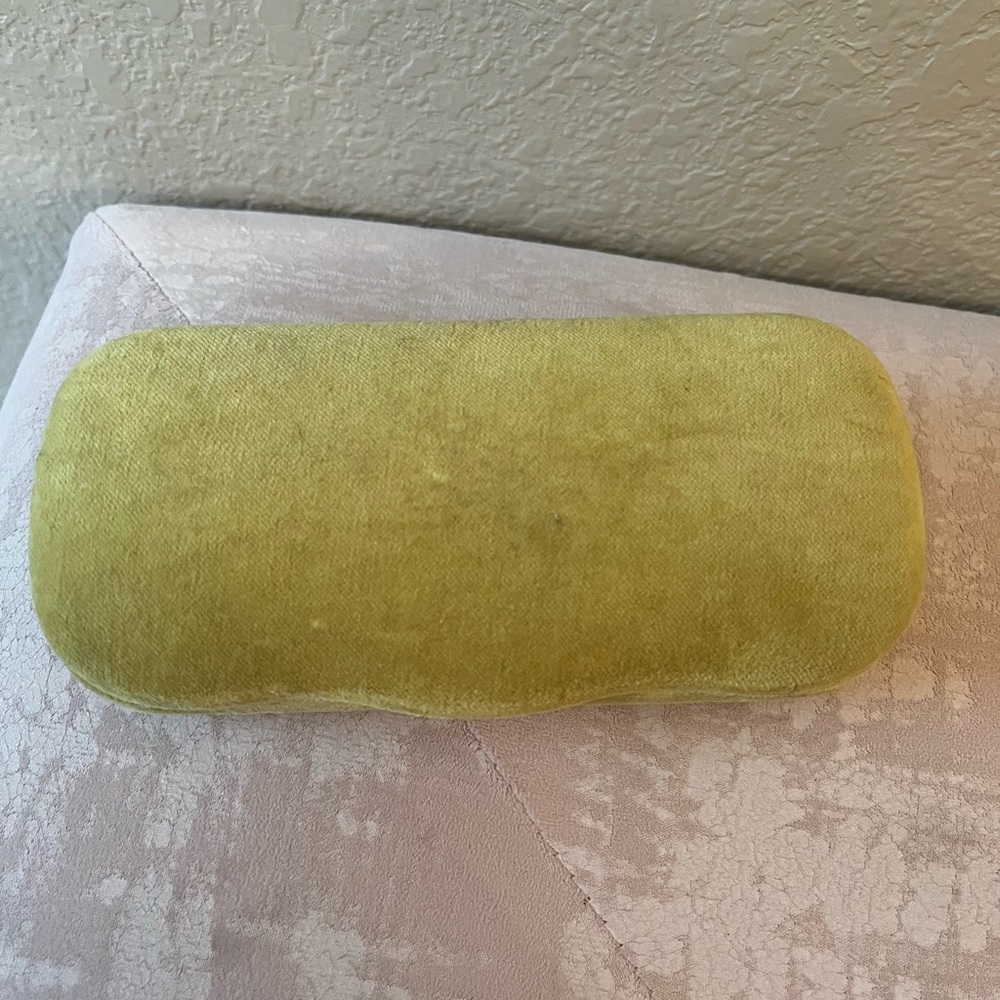 Gucci Chartreuse Velvet Clamshell Sunglasses Case with Silky drawstring pouch - Picture 3 of 4